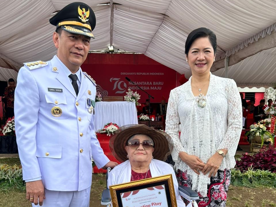 Lahir 17 Agustus 1945, Oma Agustina Pitoy Terima Penghargaan Dari Walikota Caroll Senduk