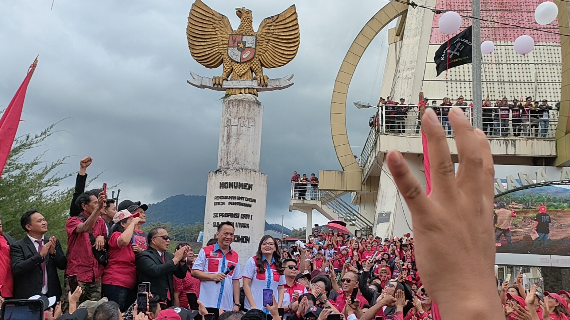 Caroll-Sendy Deklarasi Pencalonan di Tugu Pancasila Menara Alfa Omega Tomohon