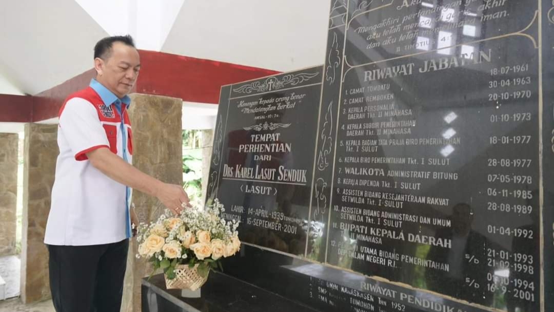 Sebelum Daftar di KPU Tomohon, Caroll Senduk Ziarah di Makam Drs Karel Senduk