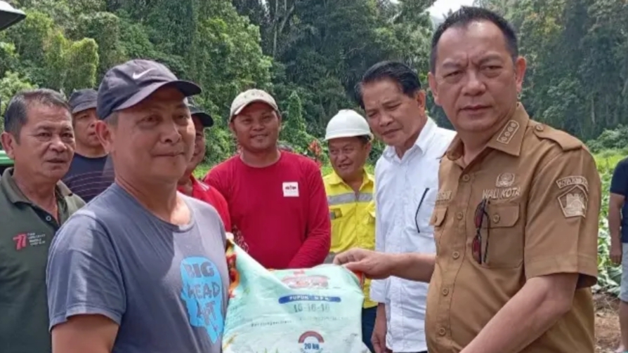 Demi Nasib Petani dan Keluarganya, Walikota Caroll Senduk Berbagi Gratis Pupuk Non Subsidi