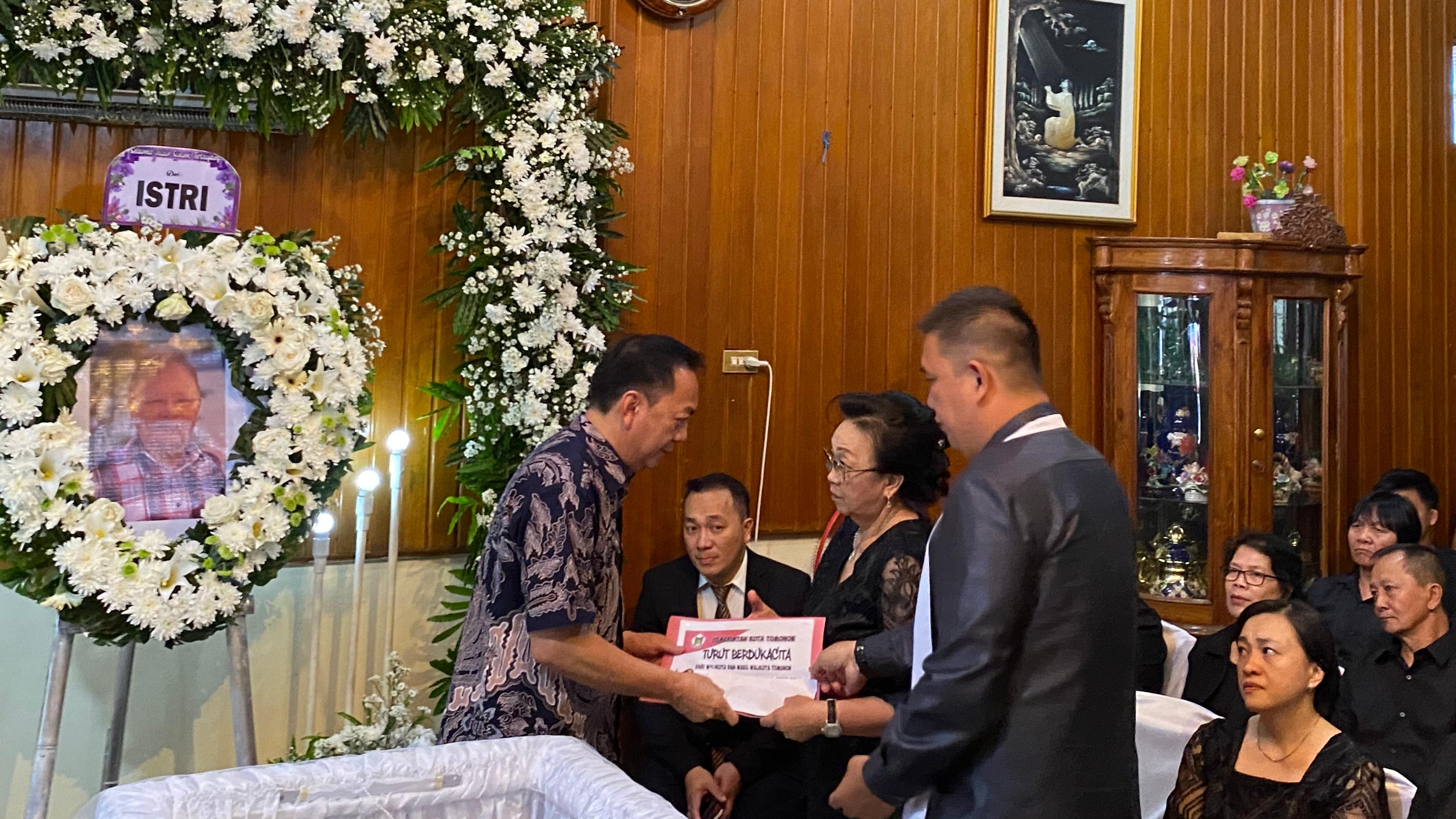 Walikota Caroll Hadiri Pemakaman Tokoh Masyarakat Alm Bertje Poluan