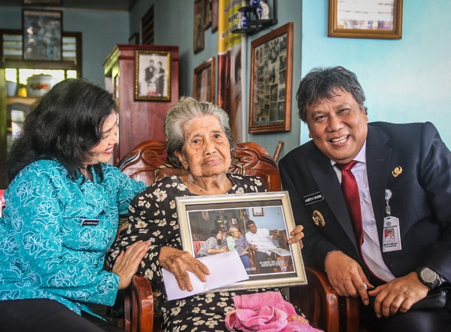 Bupati Wounde Kunjungi Ibu Alpiah Mantan Pengasuh alm. Ade Irma Nasution