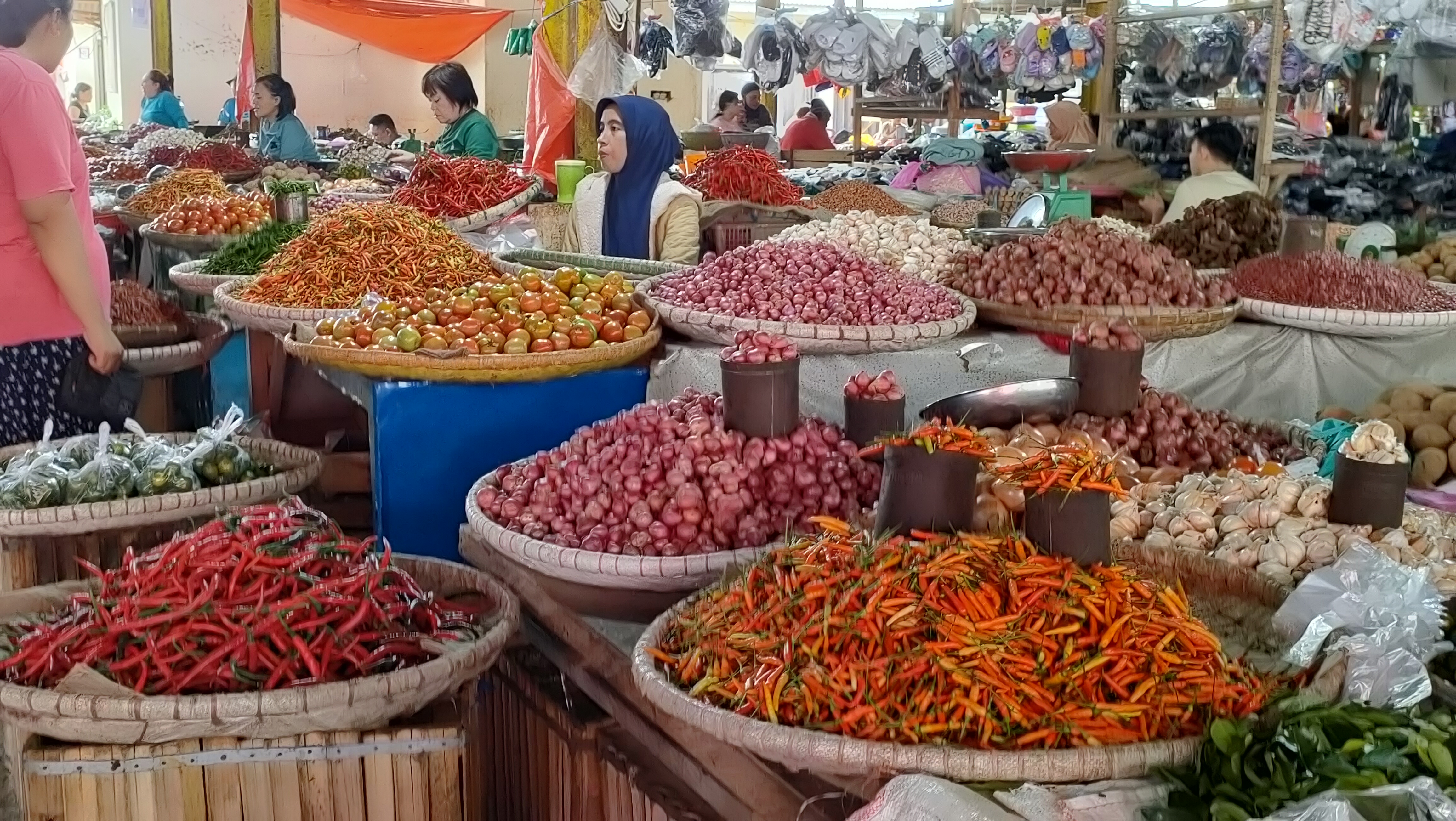 Harga Cabe Merah Mulai Merangkak Naik, Capai 90 Ribu/kg Harga Cabe Merah Mulai Merangkak Naik, Capai 90 Ribu/kg