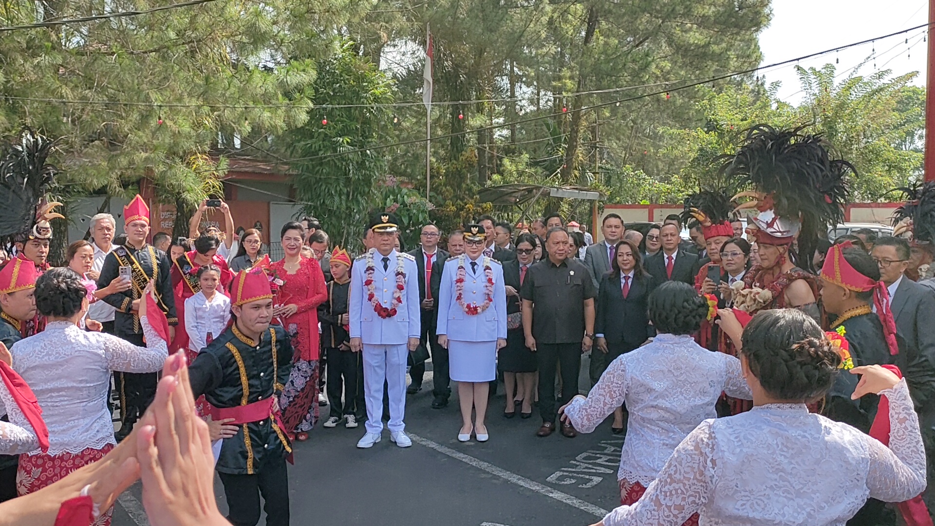 Caroll – Sendy Dapat Sambutan Hangat ASN di Kantor Walikota Tomohon