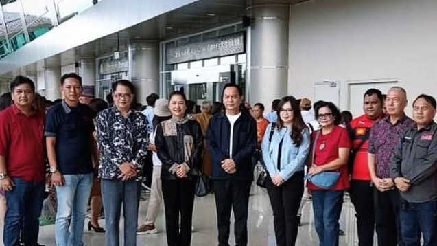 Tiba Bandara Samrat, Caroll – Sendy Dijemput Warga Tomohon