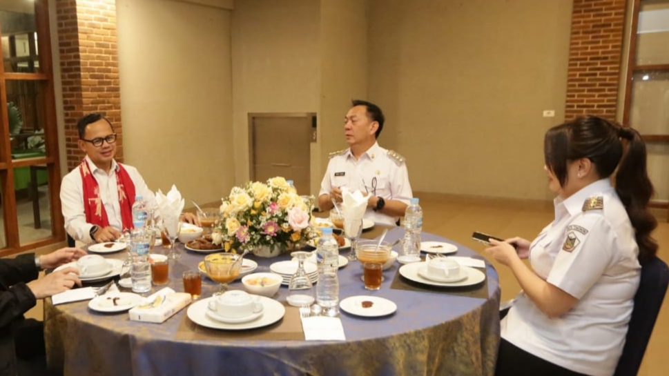 Caroll-Sendy Jamu Berbuka Puasa Wamendagri Bima Arya Caroll-Sendy Jamu Berbuka Puasa Wamendagri Bima Arya