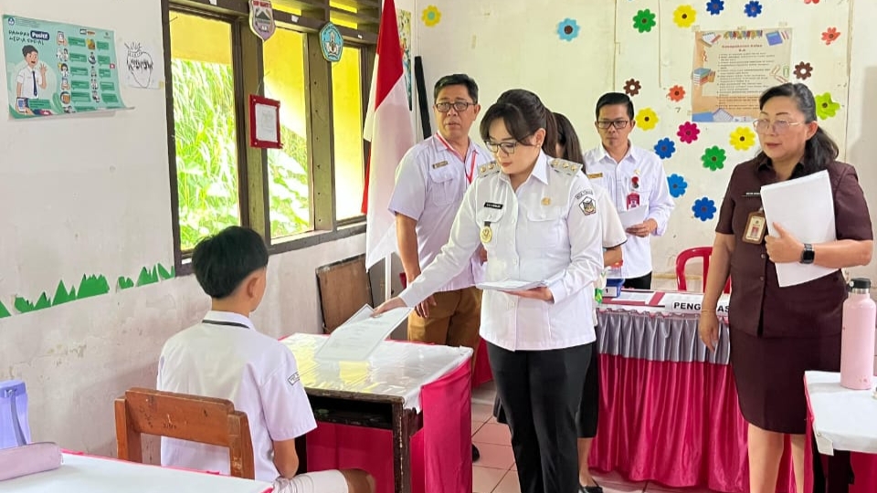 Wawali Sendy Resmi Buka Ujian Akhir Sekolah Jenjang SMP Tahun 2025 di Kota Tomohon