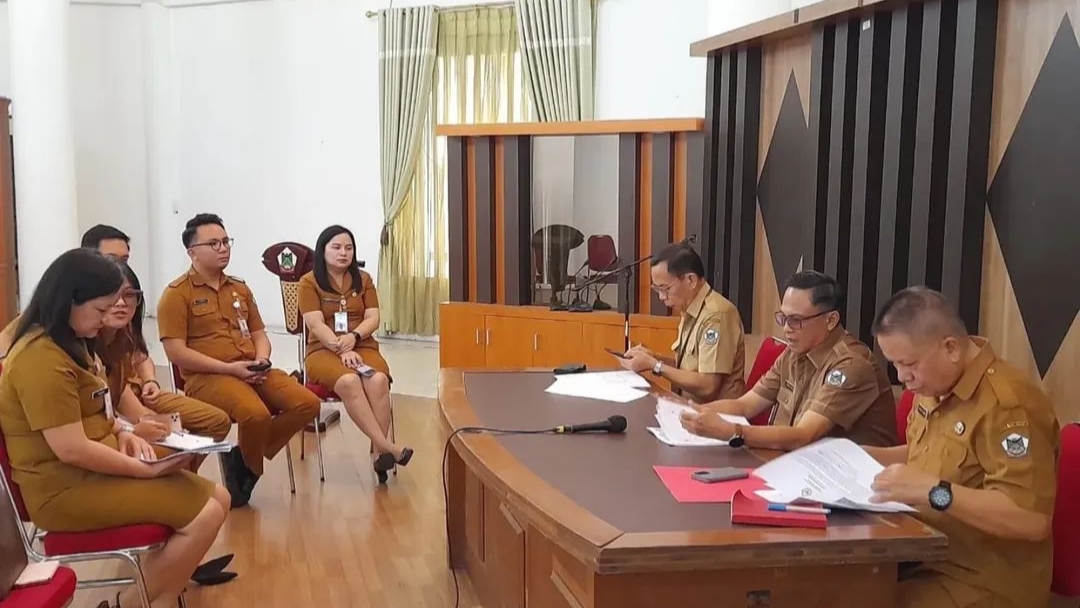 Edwin Roring Pimpin Rapat Evaluasi BLUD RSUD Anugerah Tomohon