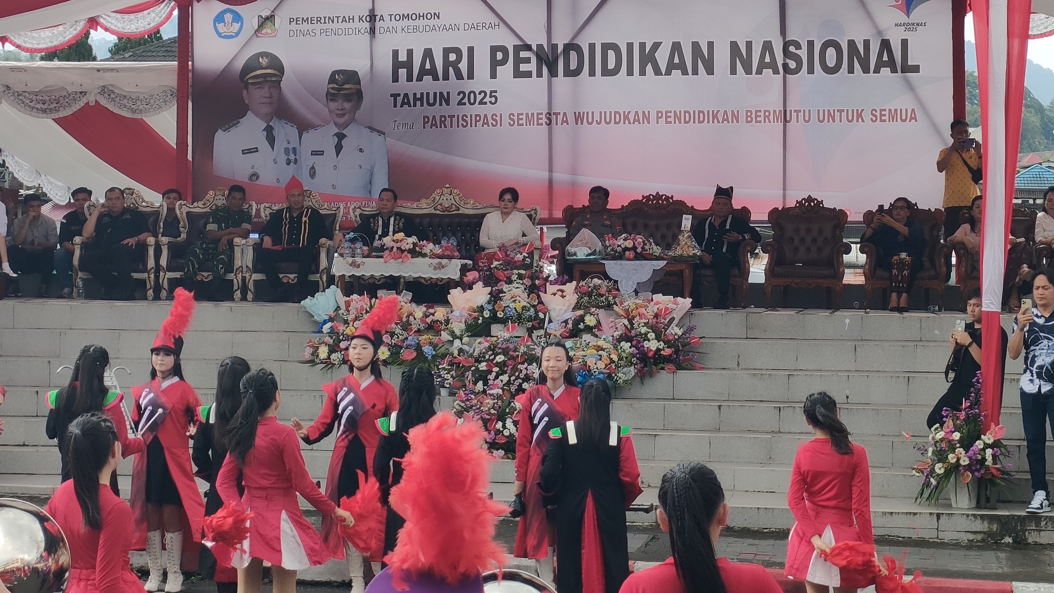Meriah, Caroll-Sendy Sambut Defile Hardiknas Tahun 2025 di Kota Tomohon