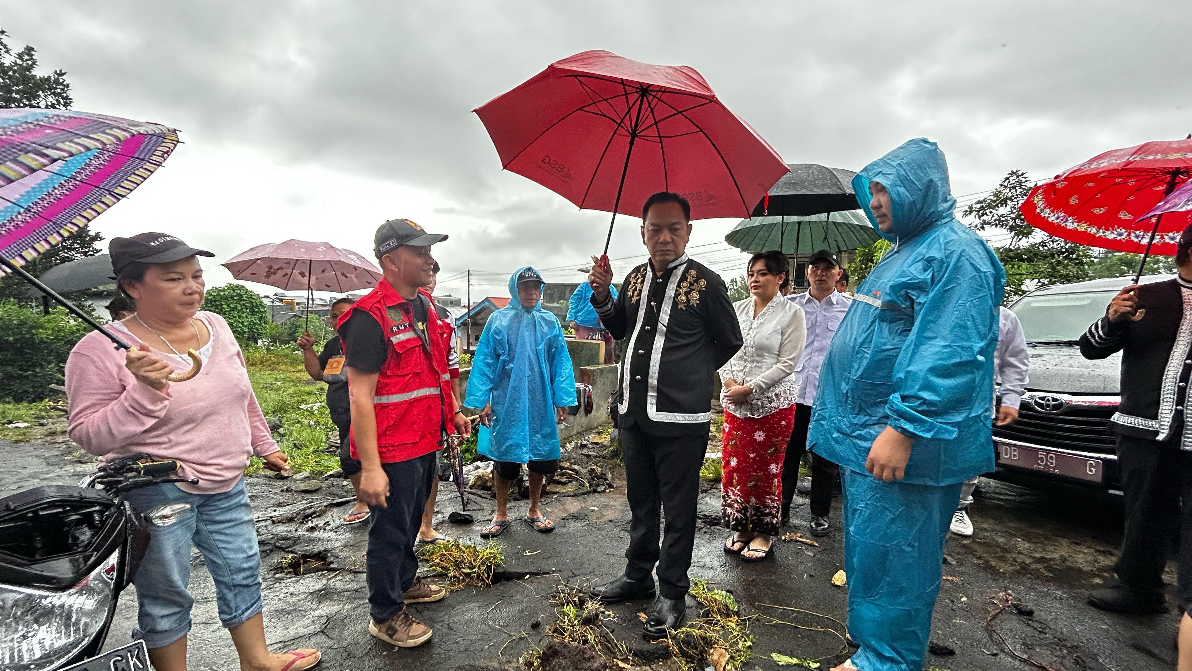 Caroll-Sendy Pantau Lokasi Bencana Banjir dan Longsor di Sejumlah Wilayah Kota Tomohon Caroll-Sendy Pantau Lokasi Bencana Banjir dan Longsor di Sejumlah Wilayah Kota Tomohon