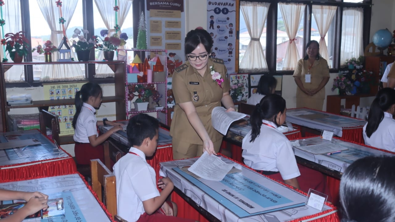 Wawali Sendy Buka Pelaksanaan Ujian Akhir Sekolah Dasar di Kota Tomohon