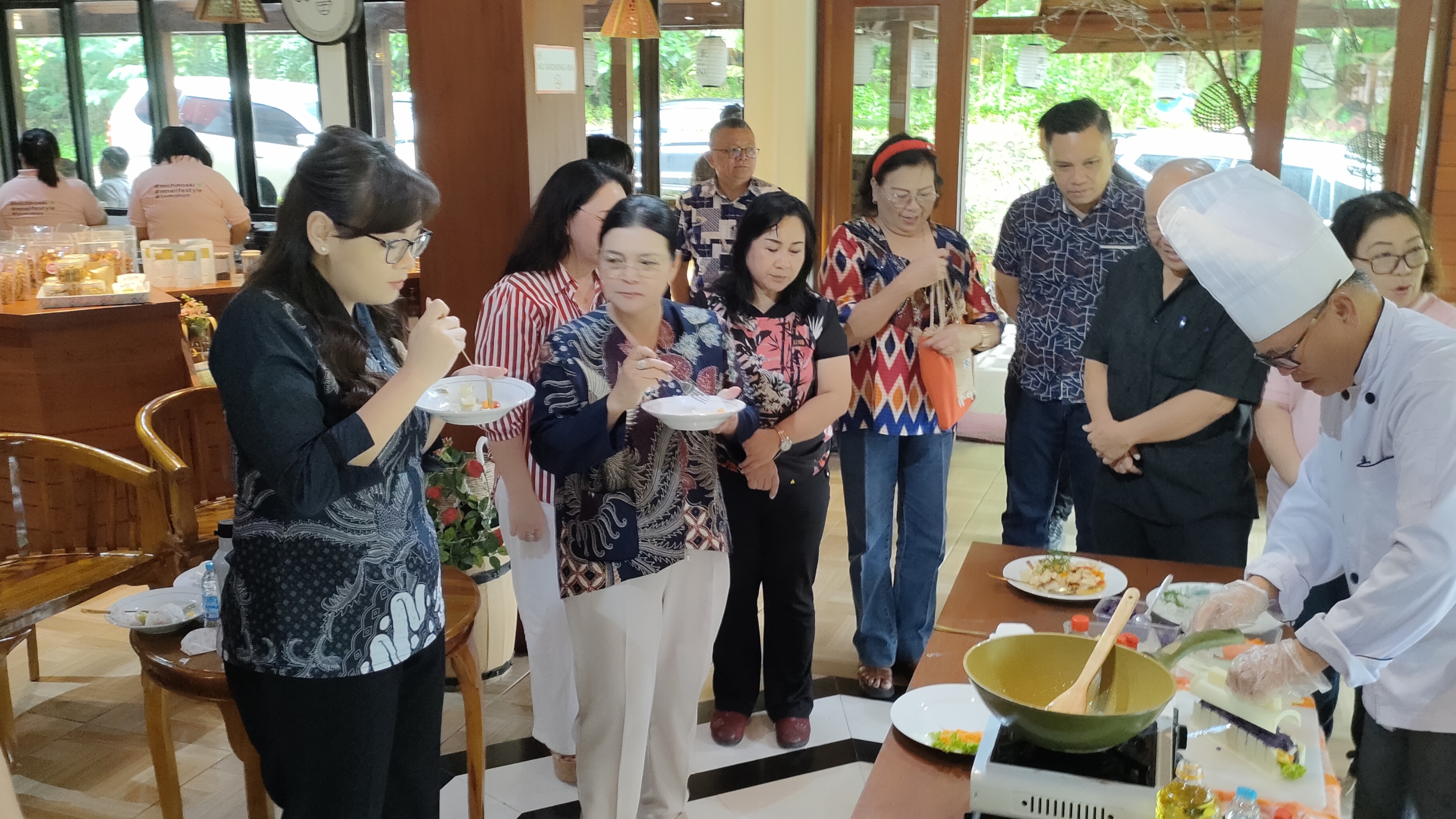 Sambangi Demo Masak, Farmers Market dan Talk Show PSAT-BP, Wawali Sendy Support Komitmen Michi No Eki Pakewa Tomohon Sambangi Demo Masak, Farmers Market dan Talk Show PSAT-BP, Wawali Sendy Support Komitmen Michi No Eki Pakewa Tomohon