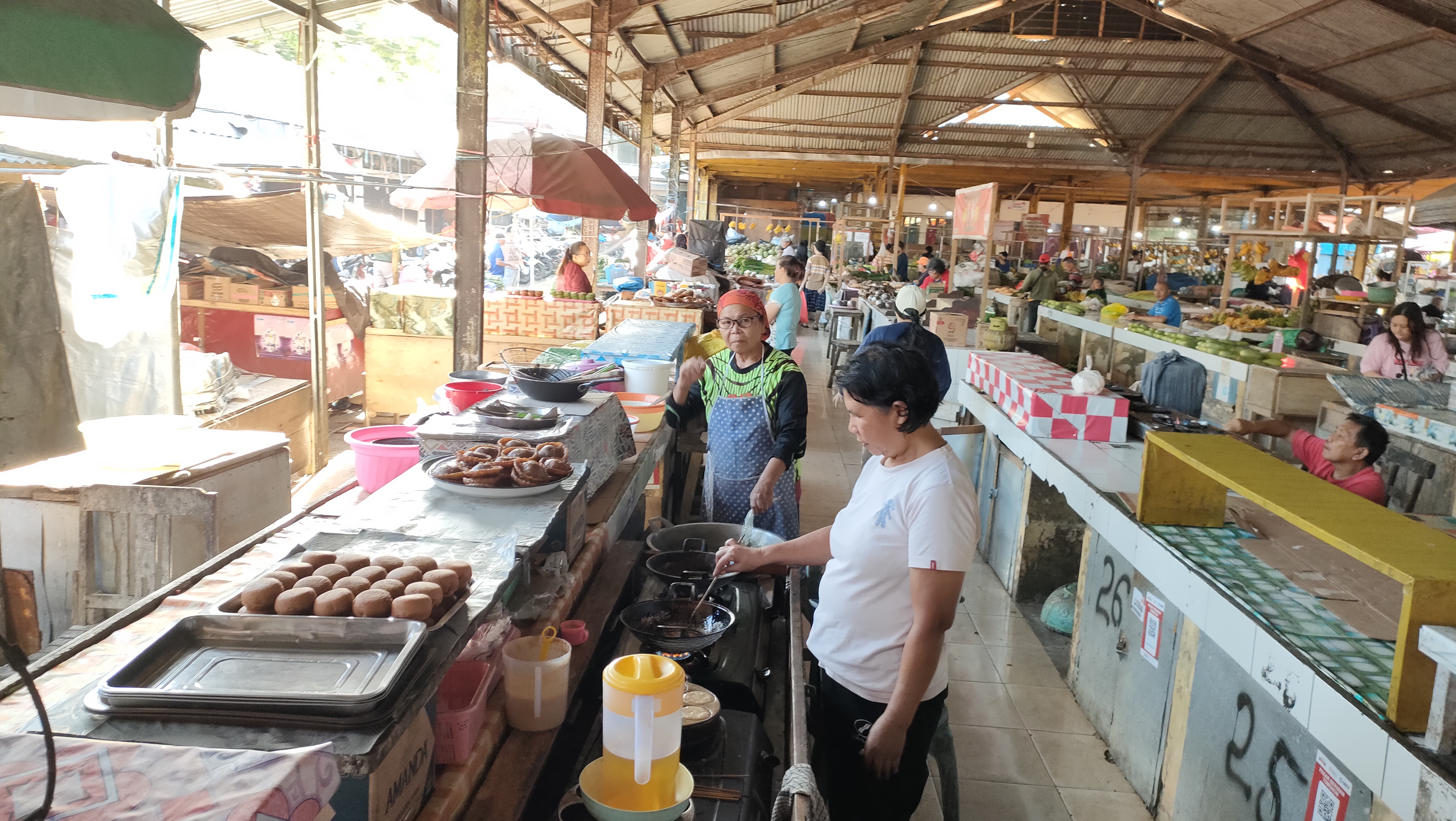 Kue Tradisional Jadi Salahsatu Pesona Wisatawan di Pasar Beriman Tomohon