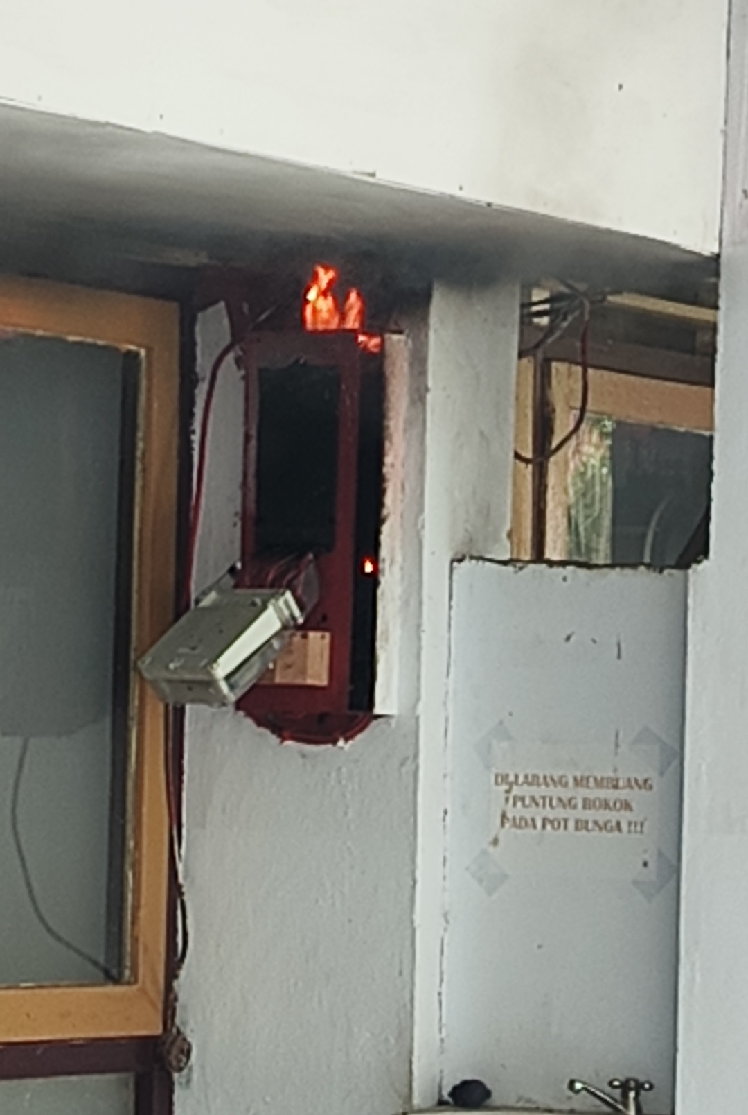 Gedung Kantor Inspektorat dan Bappeda Sangihe Nyaris Terbakar, Petugas Damkar dan PLN Sigap Padamkan Api Gedung Kantor Inspektorat dan Bappeda Sangihe Nyaris Terbakar, Petugas Damkar dan PLN Sigap Padamkan Api