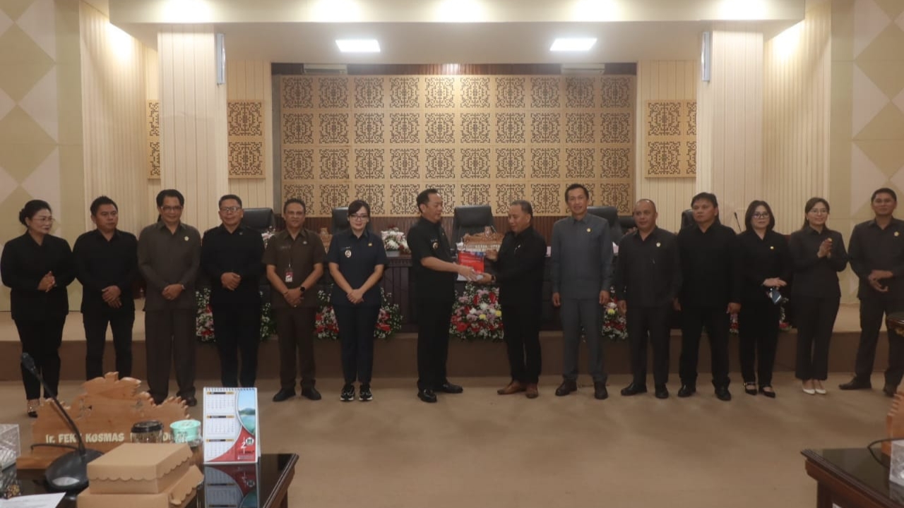 Caroll – Sendy Hadiri Paripurna DPRD Tomohon Terkait Pengesahan Perda LPJ APBD Tahun 2024