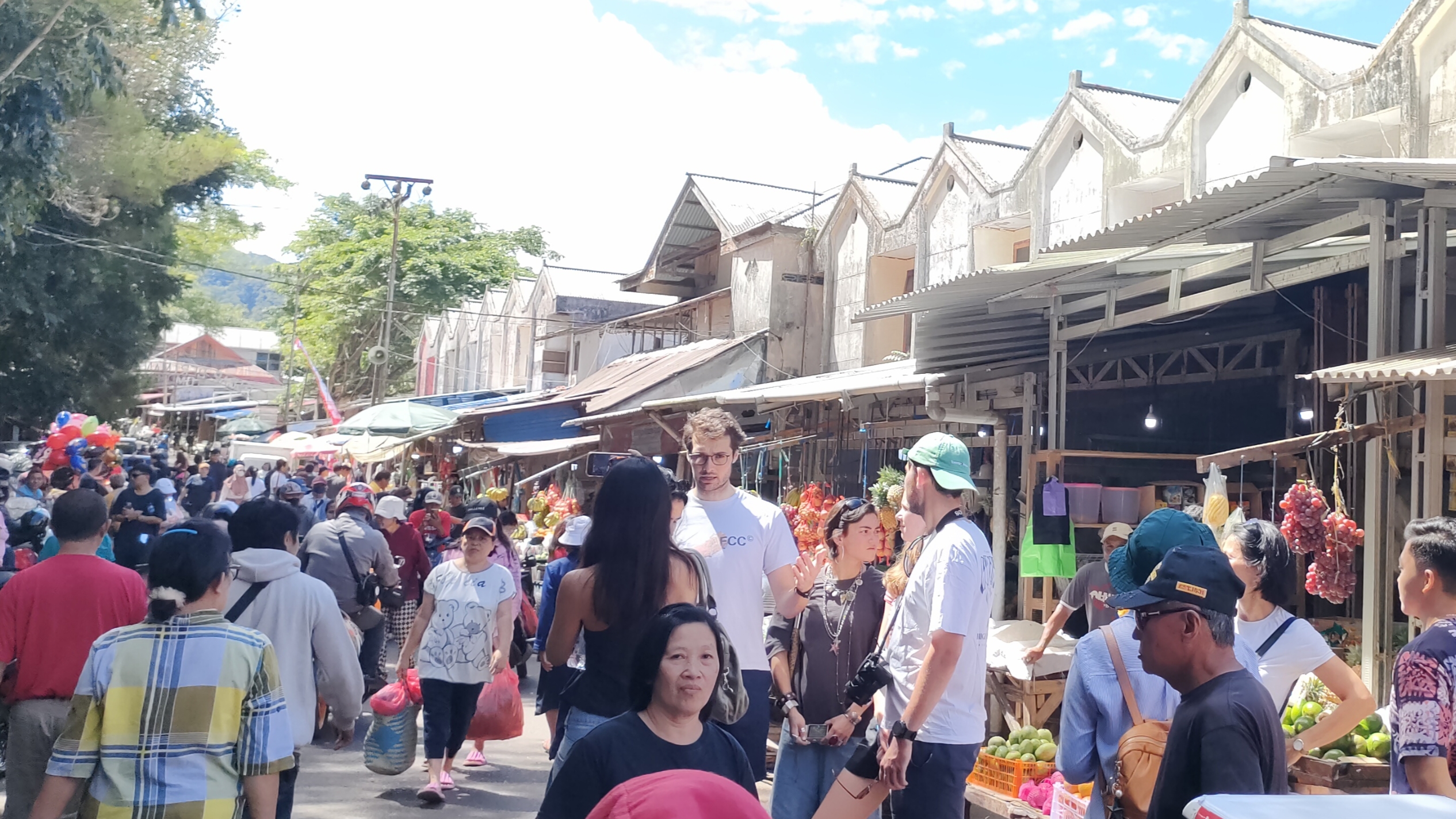 Jelang TIFF 2025, Ratusan Wisman Berkeliling di Pasar Beriman Tomohon Jelang TIFF 2025, Ratusan Wisman Berkeliling di Pasar Beriman Tomohon