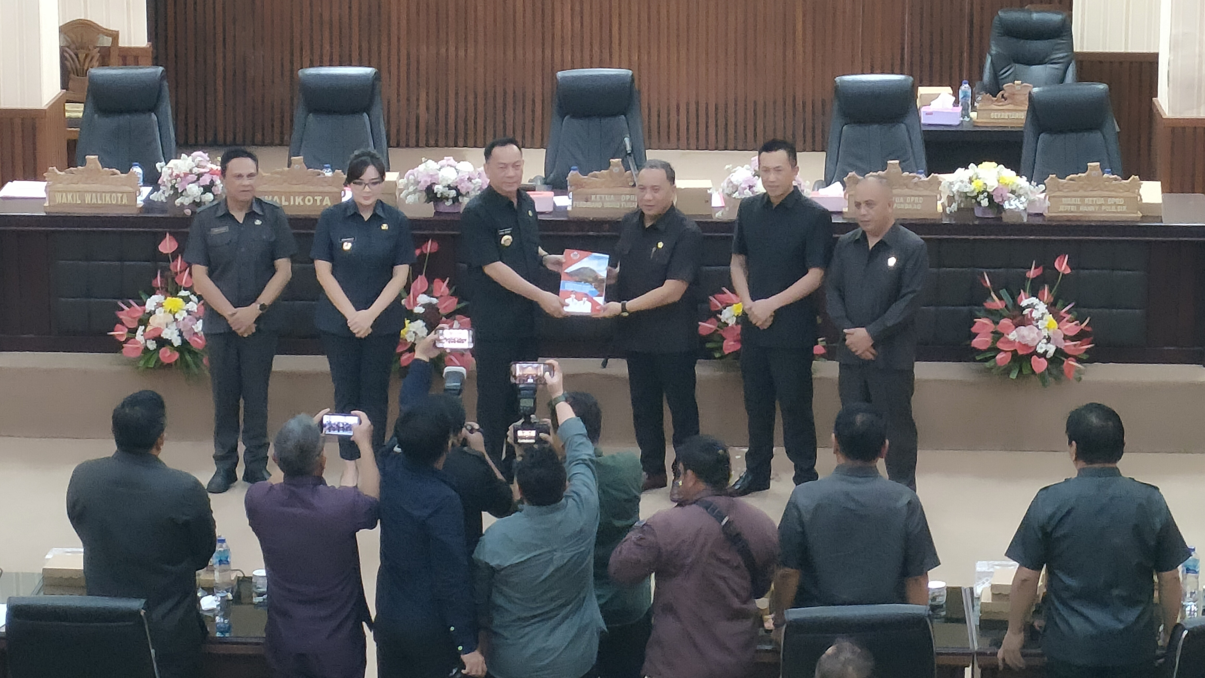 Caroll-Sendy Ajukan Ranperda RPJMD 2025-2029 Pada Sidang Paripurna DPRD Kota Tomohon