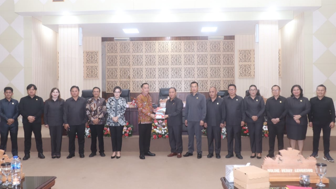 Caroll-Sendy Hadiri Paripurna DPRD Tomohon Terkait Ranperda Perubahan KUA PPAS 2025 dan RPJMD 2025-2029