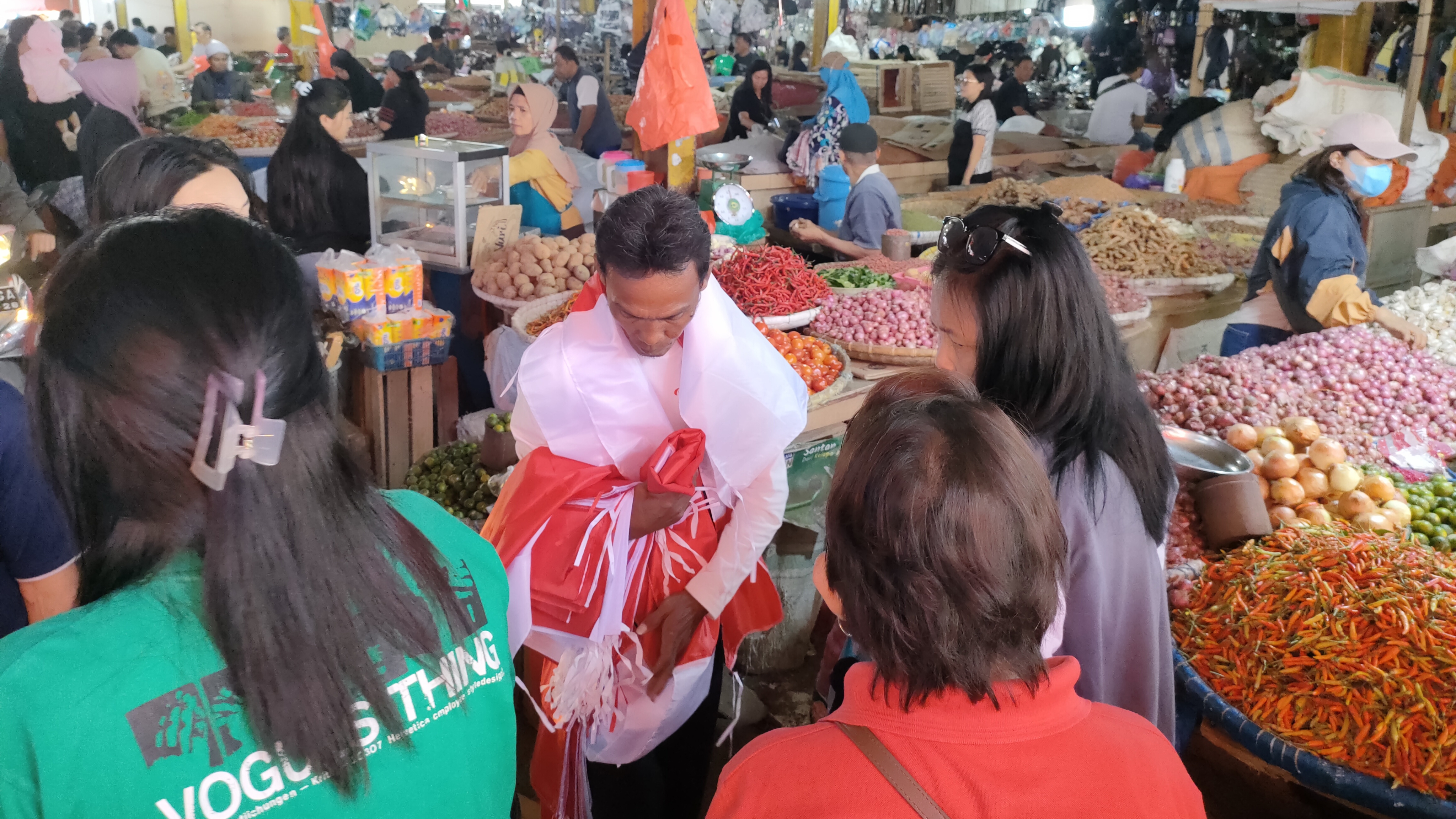 Pedagang Bendera dan Umbul-Umbul Keliling Pasar Beriman Jajakan Dagangan