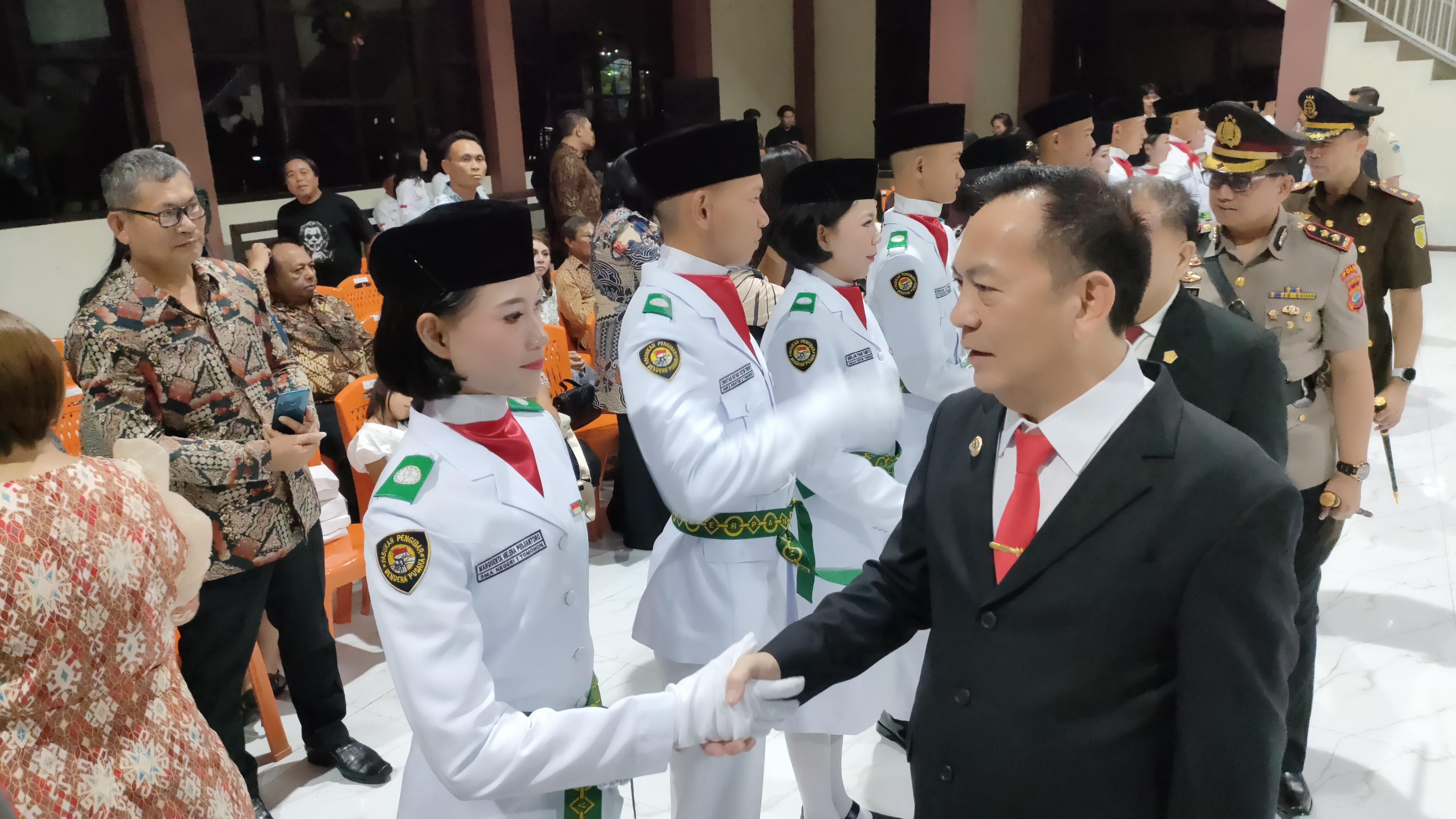 Walikota Caroll Kukuhkan Paskibraka Tomohon 2025