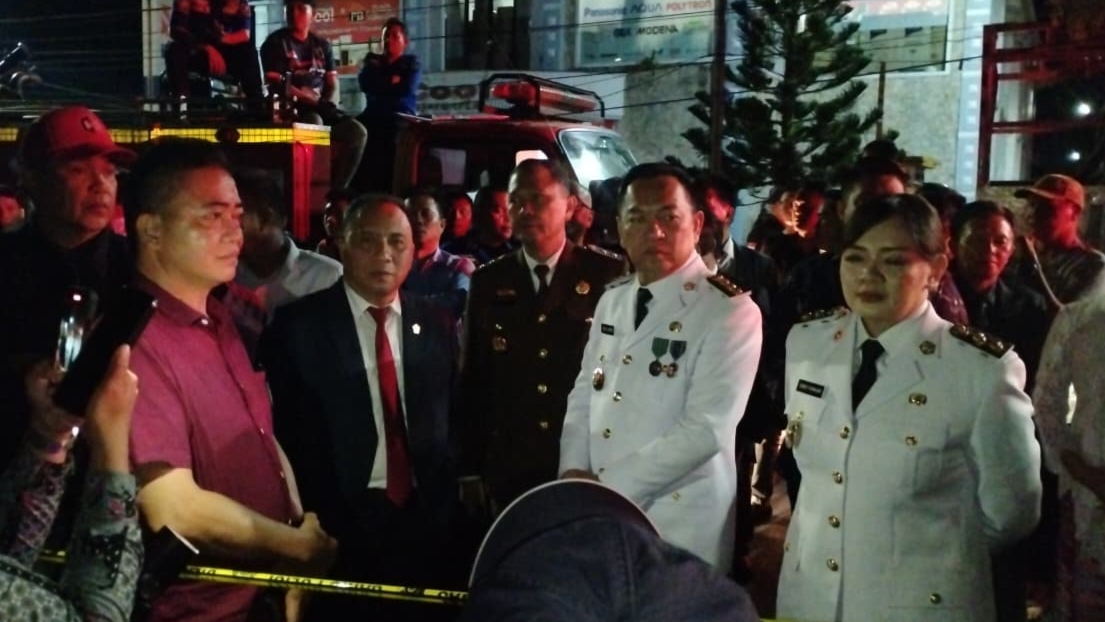 Caroll-Sendy Tinjau Lokasi Kebakaran Rumah Warga di Kelurahan Walian