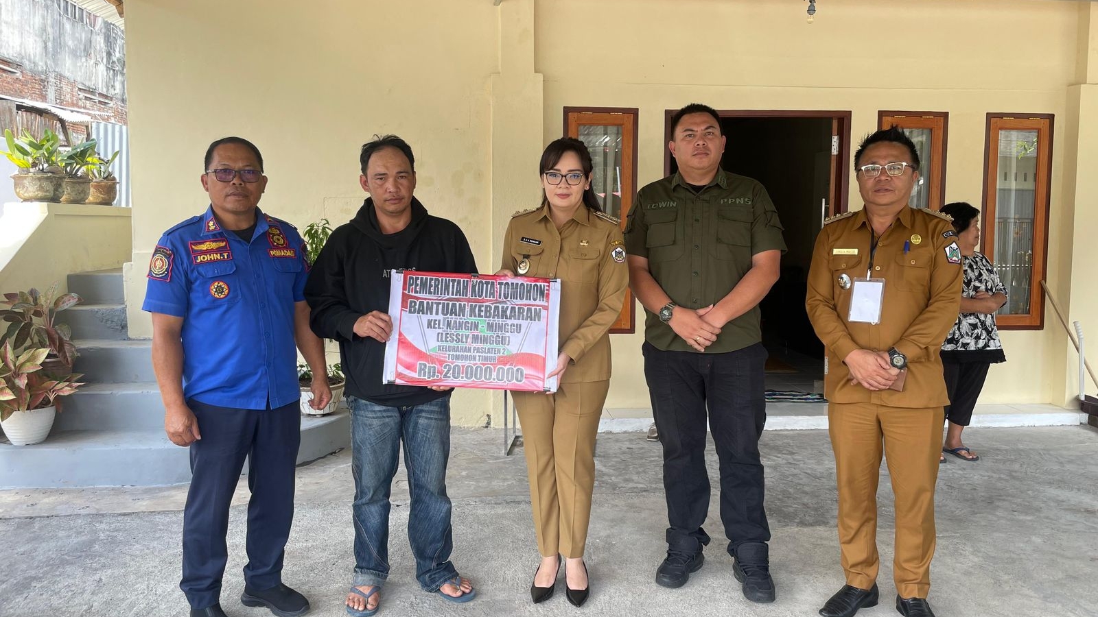 Wawali Sendy Serahkan Bantuan Masyarakat Terdampak Bencana Kebakaran di Kolongan dan Paslaten Dua