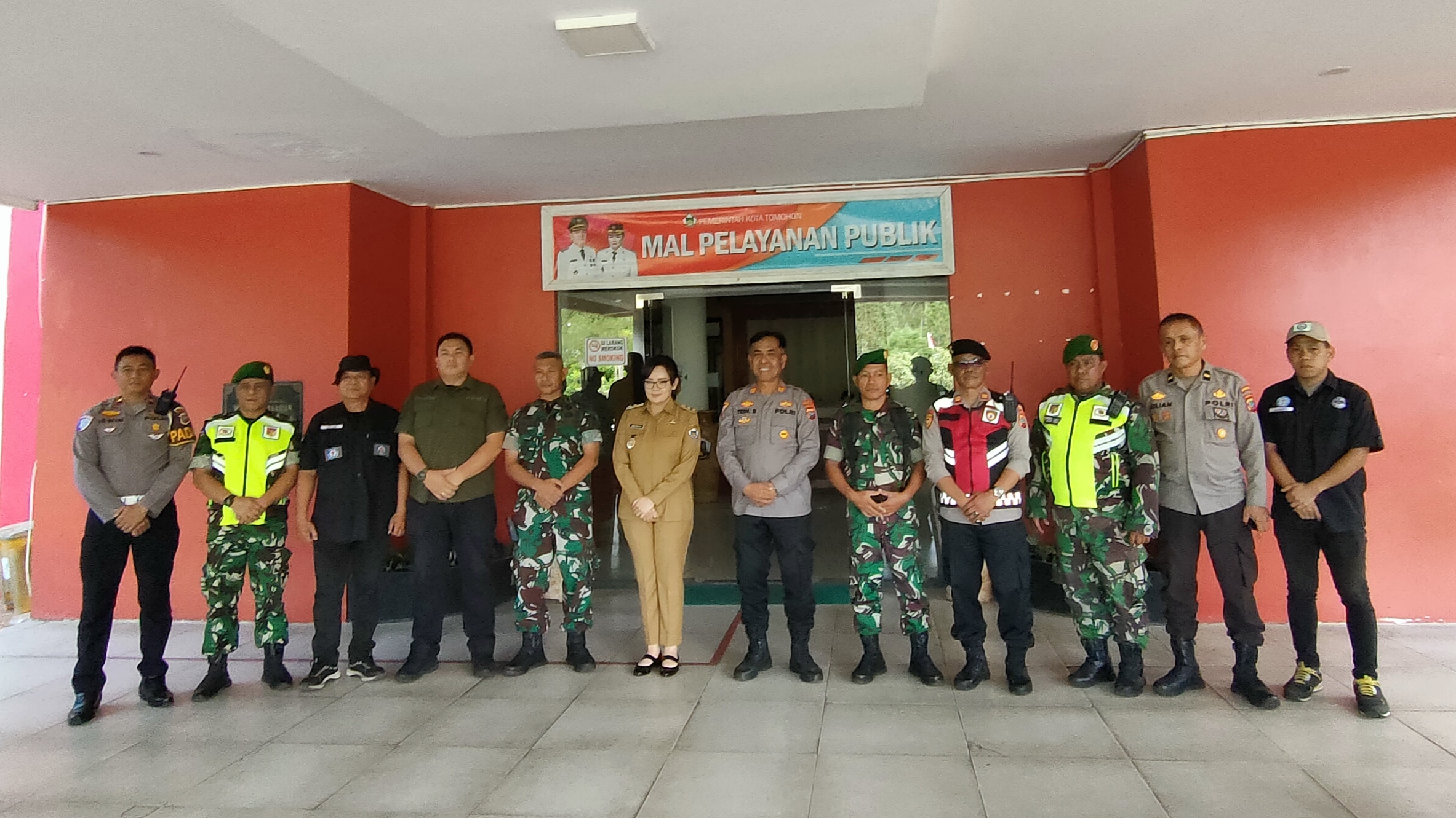 Wawali Sendy Terima Patroli Gabungan Pengamanan, Ajak ASN Tomohon Doakan Bangsa Indonesia Dipulihkan Atas Cobaan Wawali Sendy Terima Patroli Gabungan Pengamanan, Ajak ASN Tomohon Doakan Bangsa Indonesia Dipulihkan Atas Cobaan