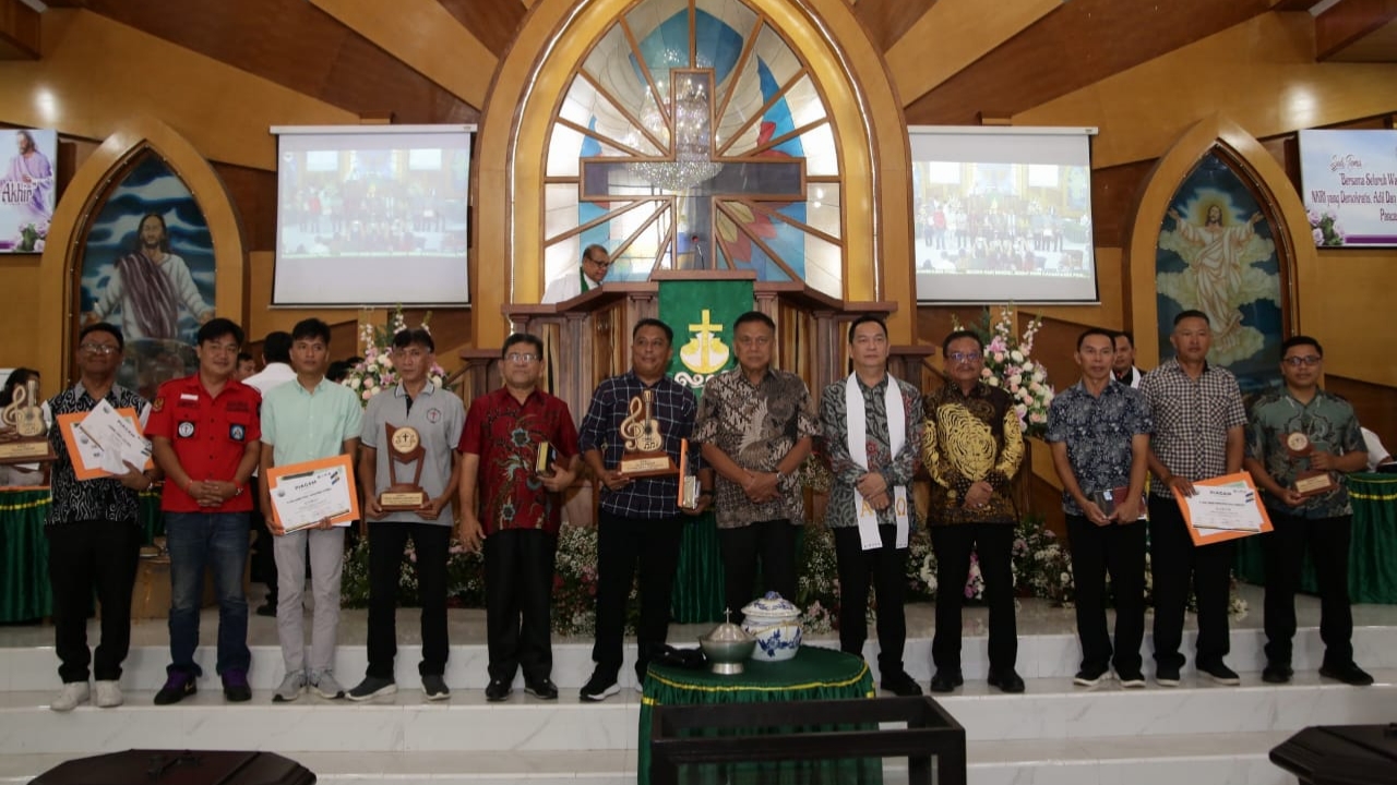 Walikota Caroll Dampingi Ketua P/KB PGI Serahkan Hadiah Lomba KONAS XVIII di Tomohon