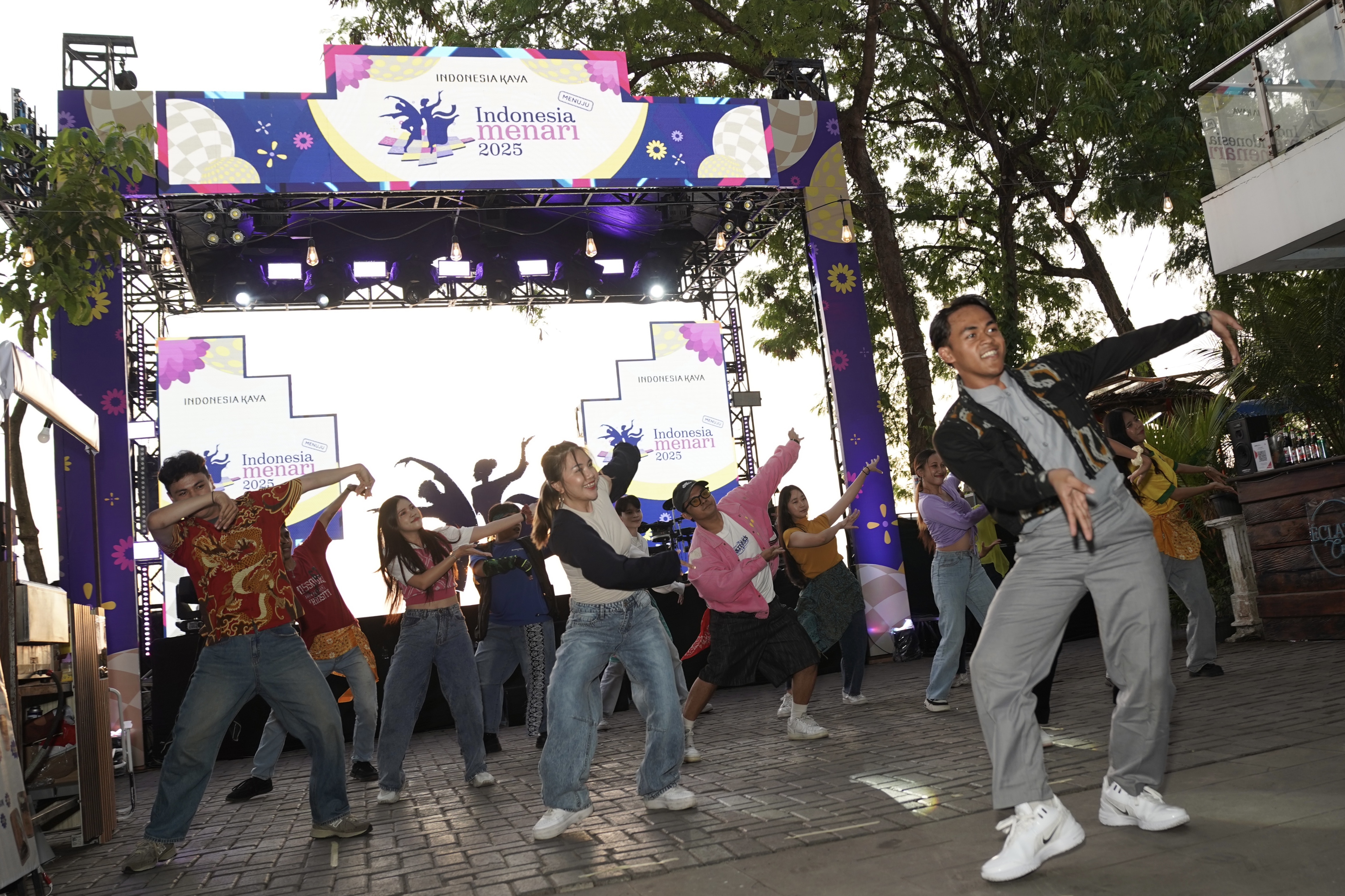 Jelang Indonesia Menari 2025, Puluhan Penari Tampil di Sun Bay Kawasan Megamas Manado