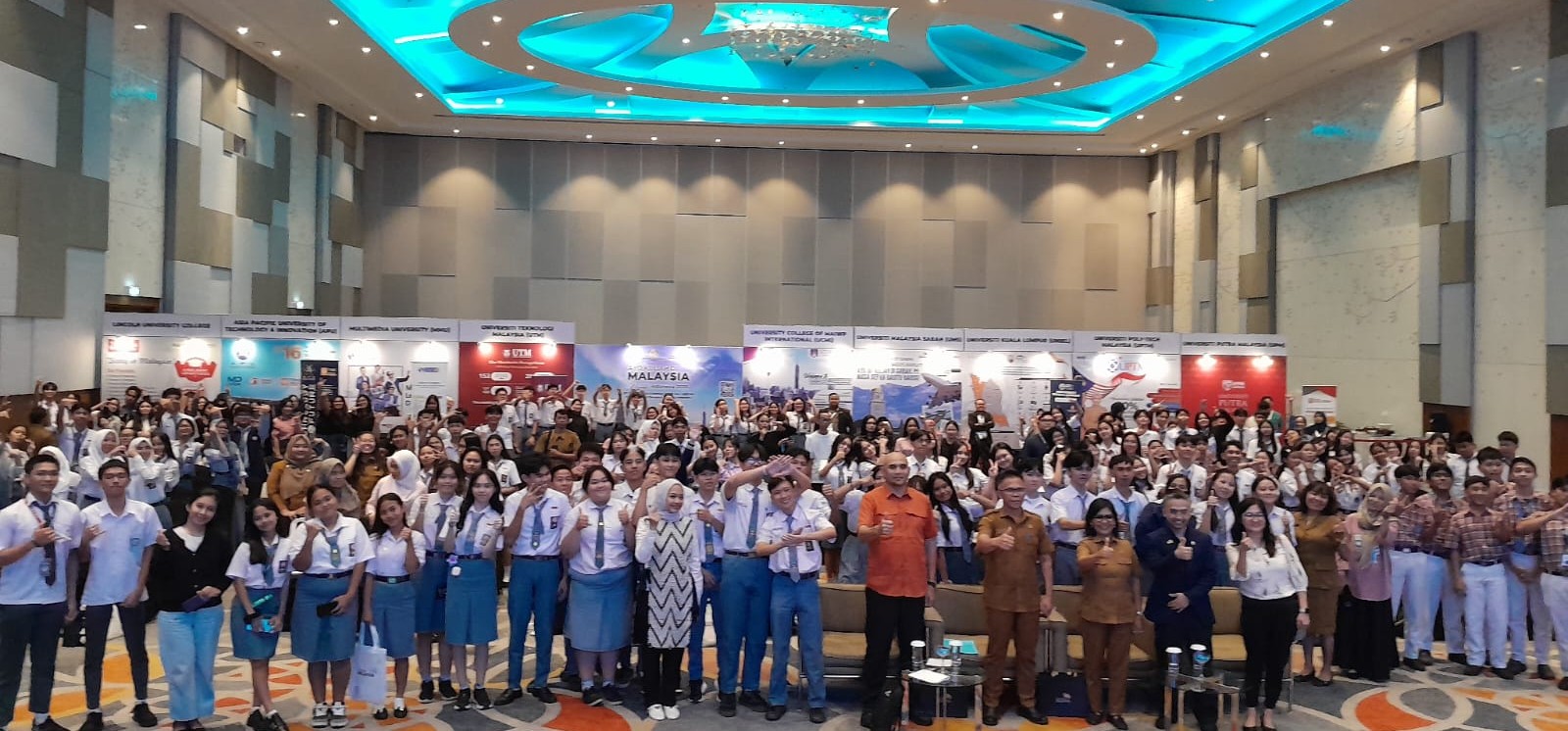 Ratusan Pelajar Manado Antusias Berburu Informasi Pendidikan ‘Ayo Kuliah di Malaysia’ Ratusan Pelajar Manado Antusias Berburu Informasi Pendidikan ‘Ayo Kuliah di Malaysia’