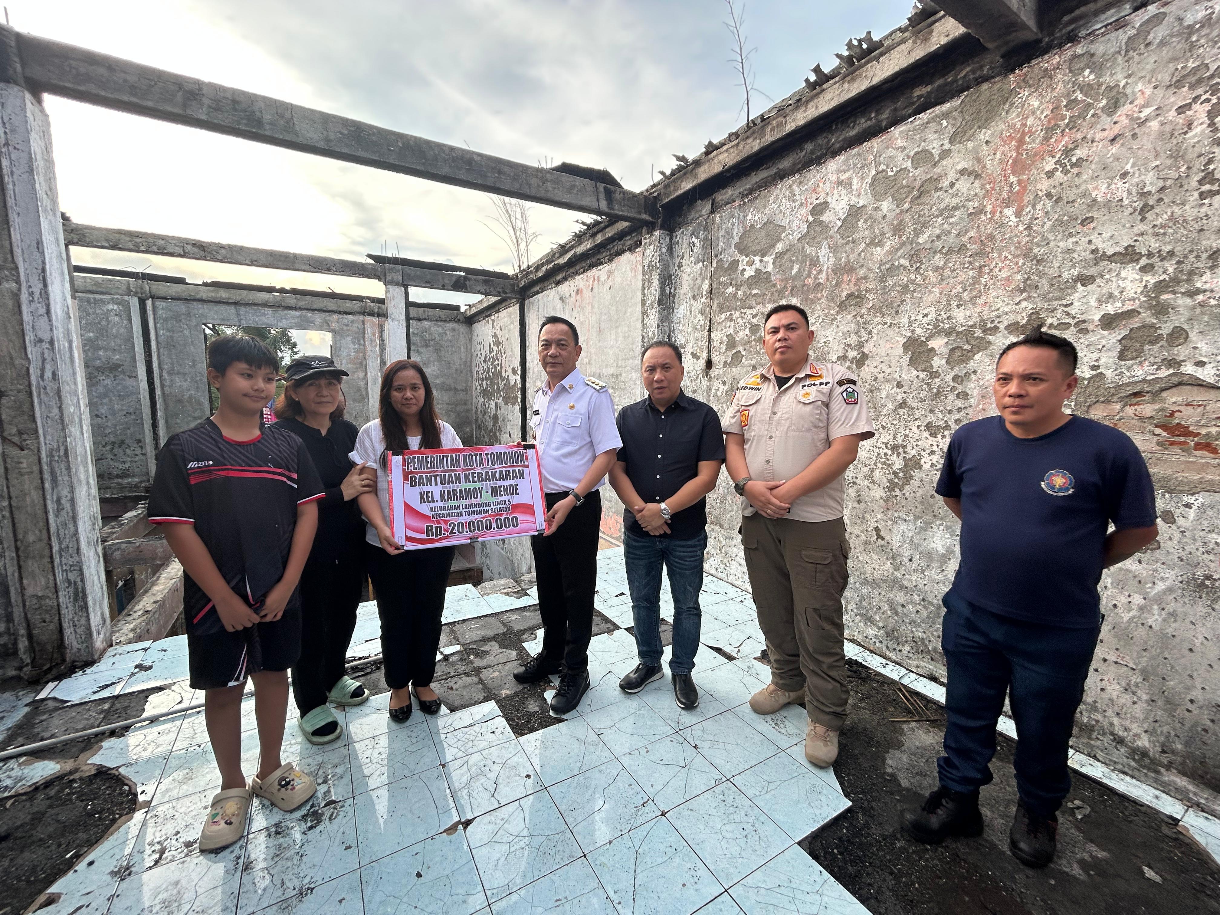 Walikota Caroll Serahkan Bantuan Kebakaran di Lahendong, Matani Tiga dan Kolongan