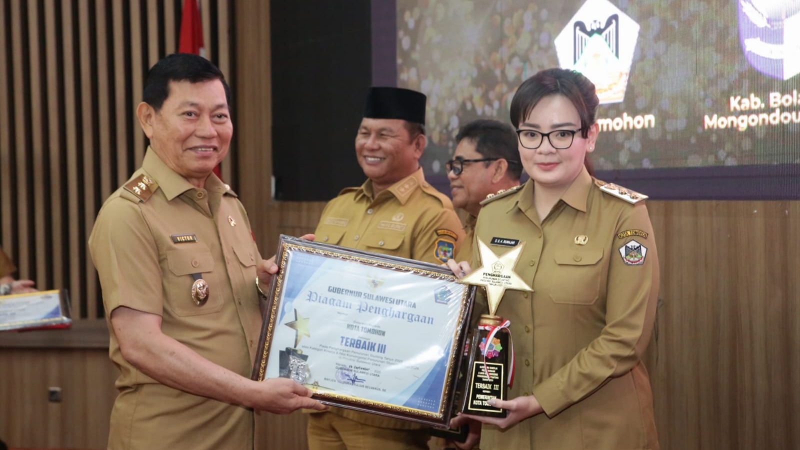 Wawali Sendy Ikut Rakor Antisipasi Kemiskinan dan Menerima Penghargaan Penurunan Stunting Wawali Sendy Ikut Rakor Antisipasi Kemiskinan dan Menerima Penghargaan Penurunan Stunting