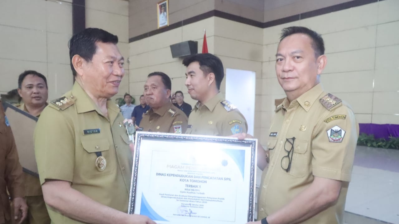 Walikota Caroll Menerima Penghargaan Terbaik 1 Layanan Publik Dukcapil Walikota Caroll Menerima Penghargaan Terbaik 1 Layanan Publik Dukcapil