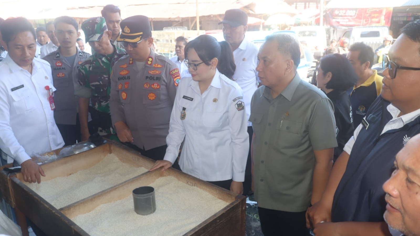 Wawali Sendy Pantau Harga Bahan Pokok di Pasar Beriman Tomohon Wawali Sendy Pantau Harga Bahan Pokok di Pasar Beriman Tomohon