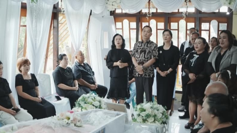 Walikota Caroll dan drg Jeand’arc, Sampaikan Duka Cita Meninggalnya Emma Pontoan Walikota Caroll dan drg Jeand’arc, Sampaikan Duka Cita Meninggalnya Emma Pontoan
