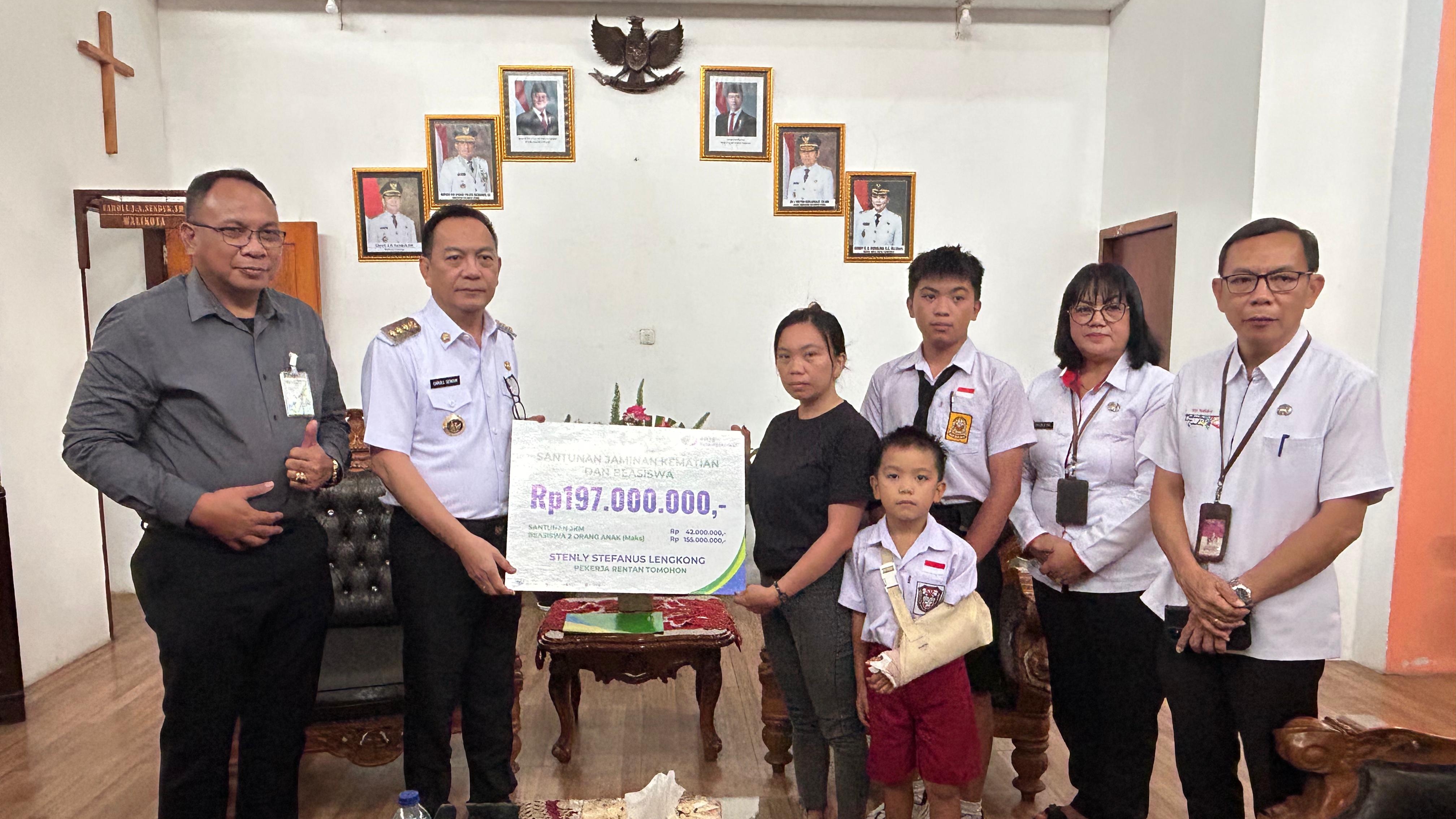 Walikota Caroll Serahkan Jaminan Kematian dan Beasiswa BPJS Ketenagakerjaan