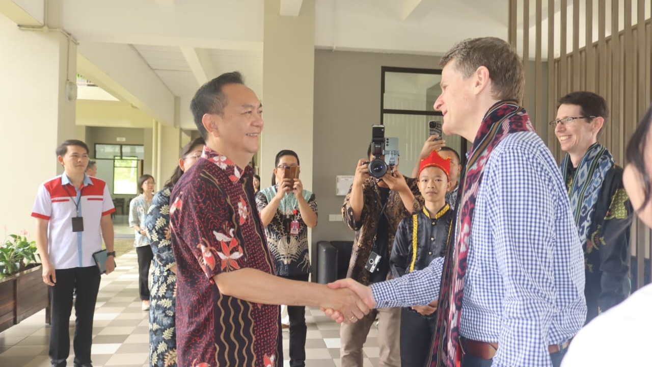 Walikota Caroll Sambut Dubes Australia di SMP Lokon Tomohon Walikota Caroll Sambut Dubes Australia di SMP Lokon Tomohon