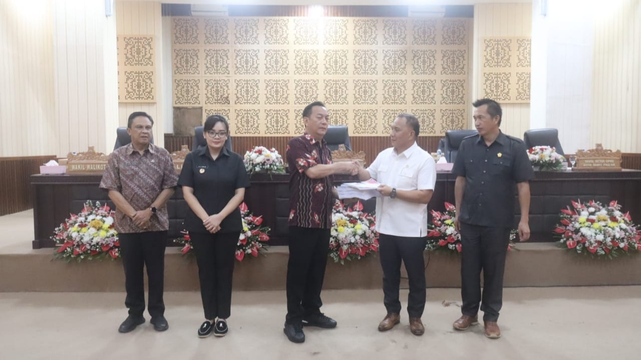 Walikota Caroll Sampaikan Penjelasan KUA/PPAS Tahun 2026 di Paripurna DPRD Tomohon Walikota Caroll Sampaikan Penjelasan KUA/PPAS Tahun 2026 di Paripurna DPRD Tomohon