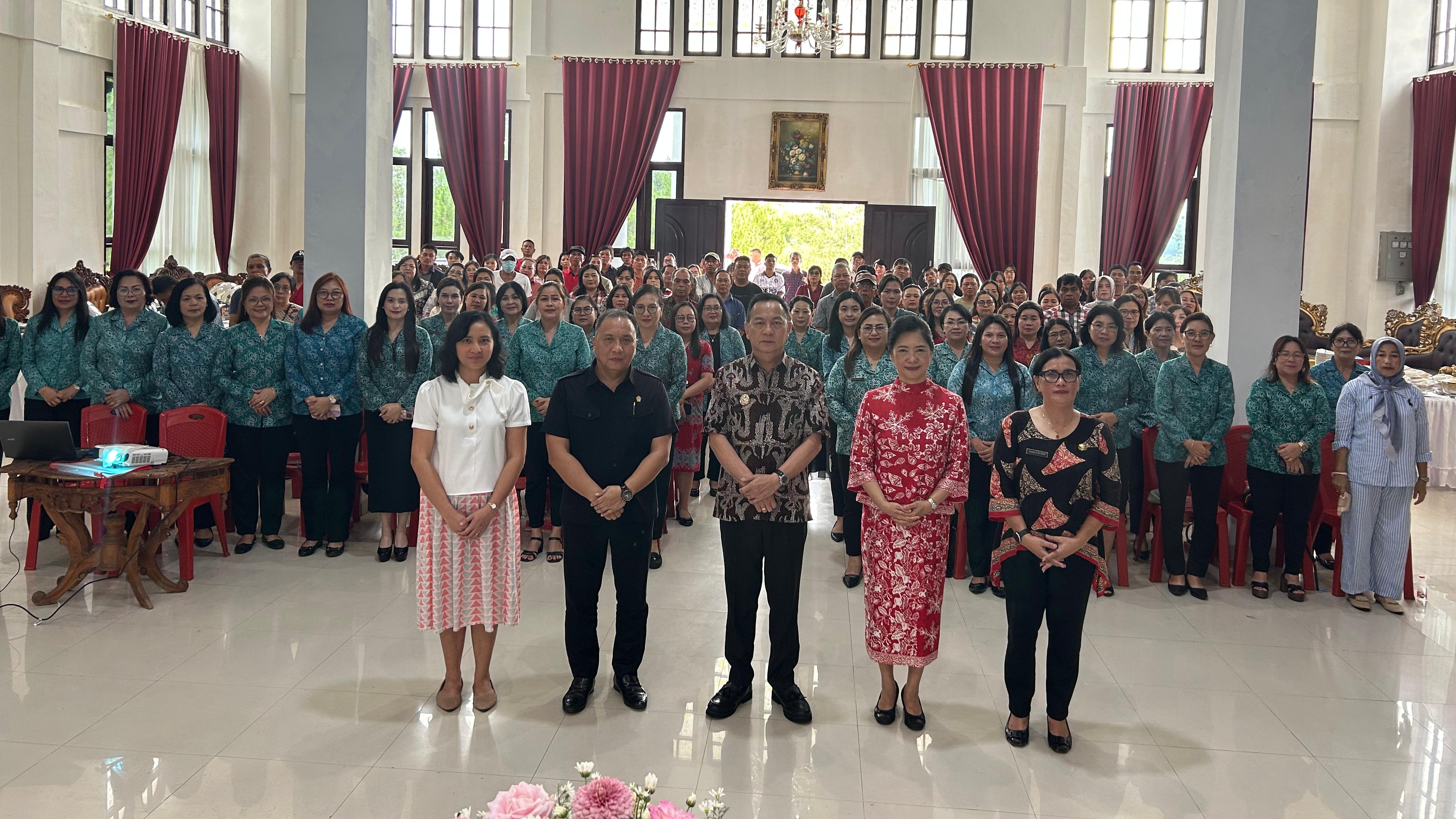 Walikota Caroll Buka Program Peningkatan Kualitas Keluarga Walikota Caroll Buka Program Peningkatan Kualitas Keluarga