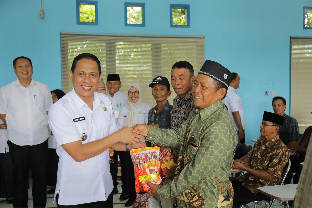 Wujud Sinergi: Wali Kota Weny Gaib Serahkan 1,5 Ton Bibit Jagung dan 2 Alsintan Kepada Petani Kotamobagu