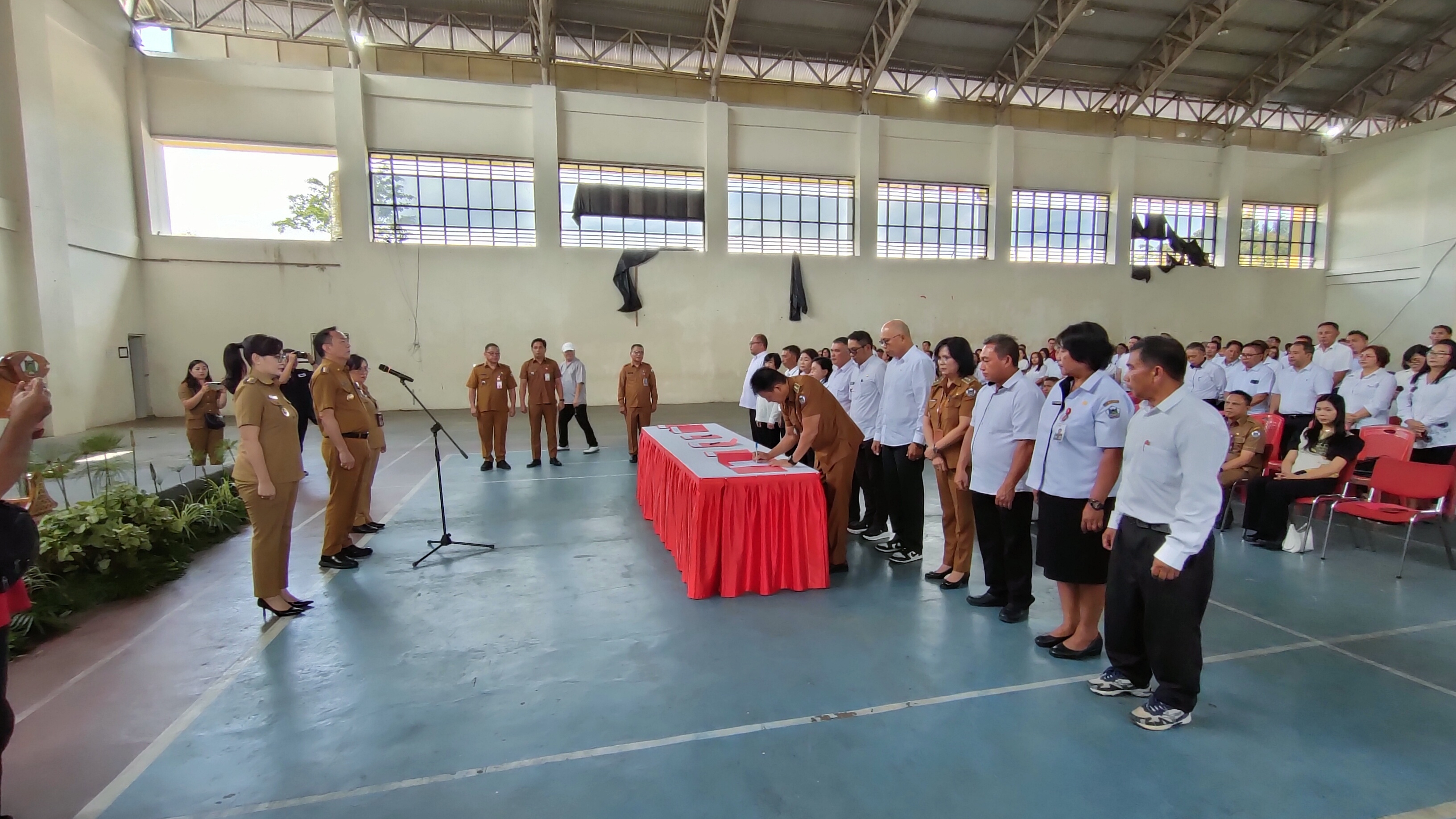 Caroll – Sendy Kukuhkan 393 Orang Pengurus dan Pengawas KKMP Pada 44 Kelurahan di Kota Tomohon Caroll – Sendy Kukuhkan 393 Orang Pengurus dan Pengawas KKMP Pada 44 Kelurahan di Kota Tomohon