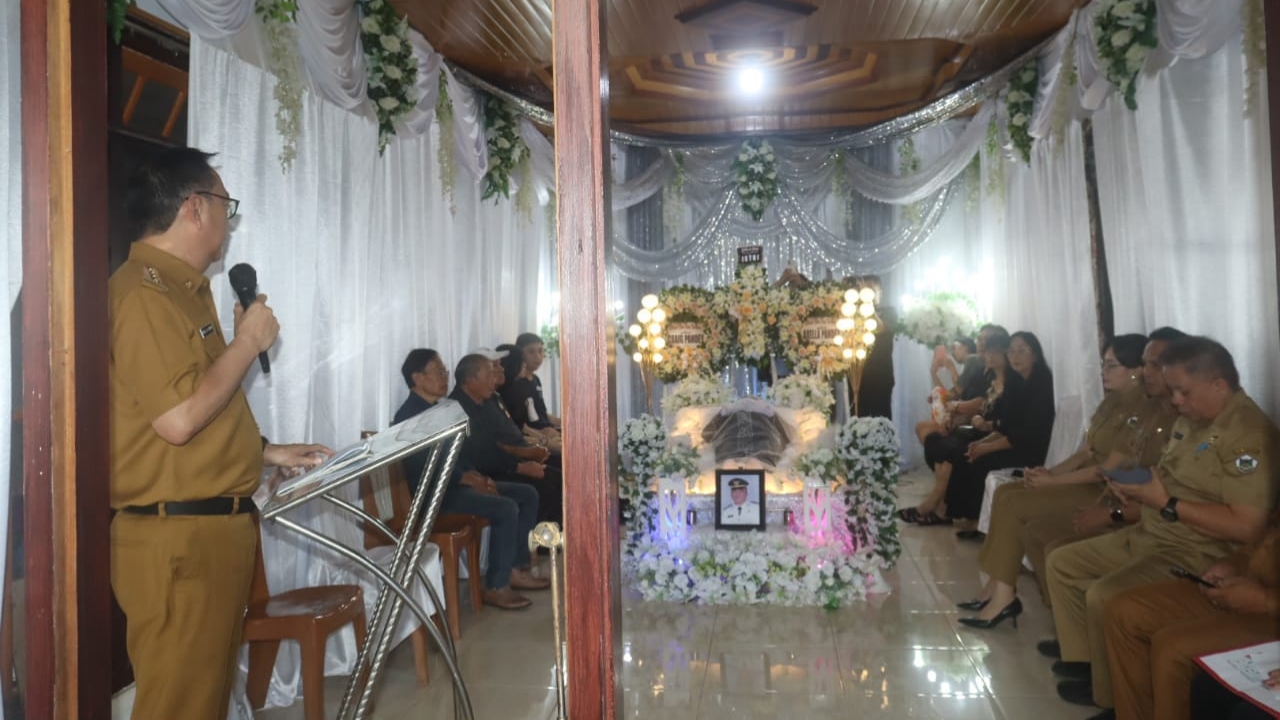 Caroll-Sendy Melayat di Rumduk Meninggalnya Alm Meydi Pandey di Woloan Dua Caroll-Sendy Melayat di Rumduk Meninggalnya Alm Meydi Pandey di Woloan Dua