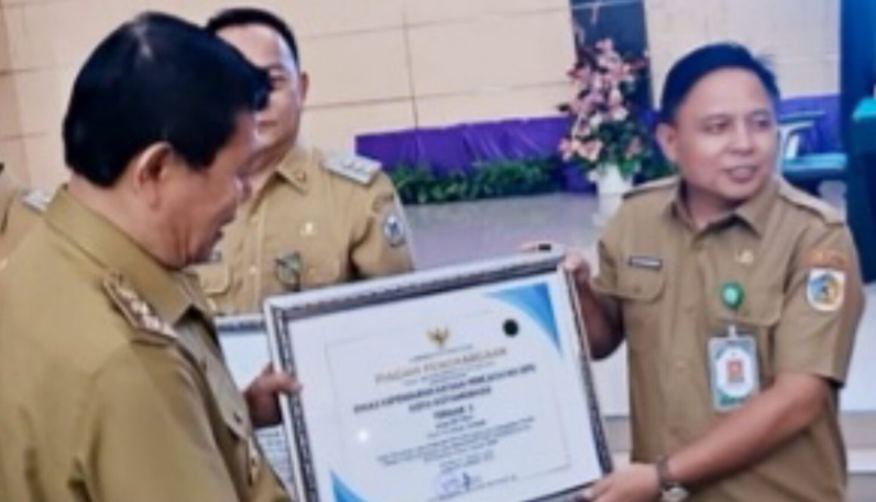 Dua Penghargaan Sekaligus! Disdukcapil Kotamobagu Diakui Sebagai Instansi Pelayanan Publik Berkinerja Unggul