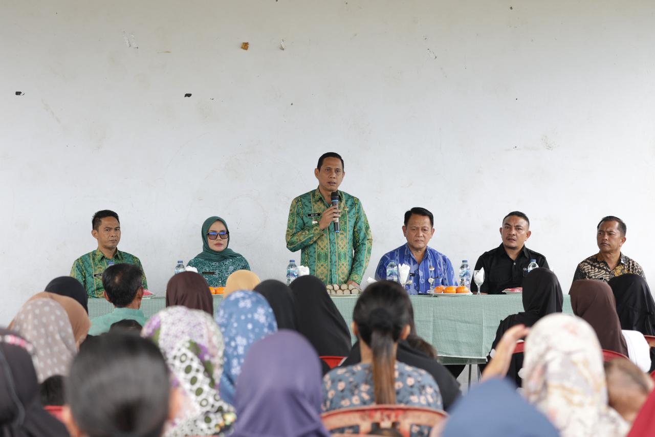 Dorong Kesejahteraan Warga, Wali Kota Weny Gaib dan Ketua TP-PKK Kotamobagu Serahkan Bantuan Kepada KPM Dorong Kesejahteraan Warga, Wali Kota Weny Gaib dan Ketua TP-PKK Kotamobagu Serahkan Bantuan Kepada KPM