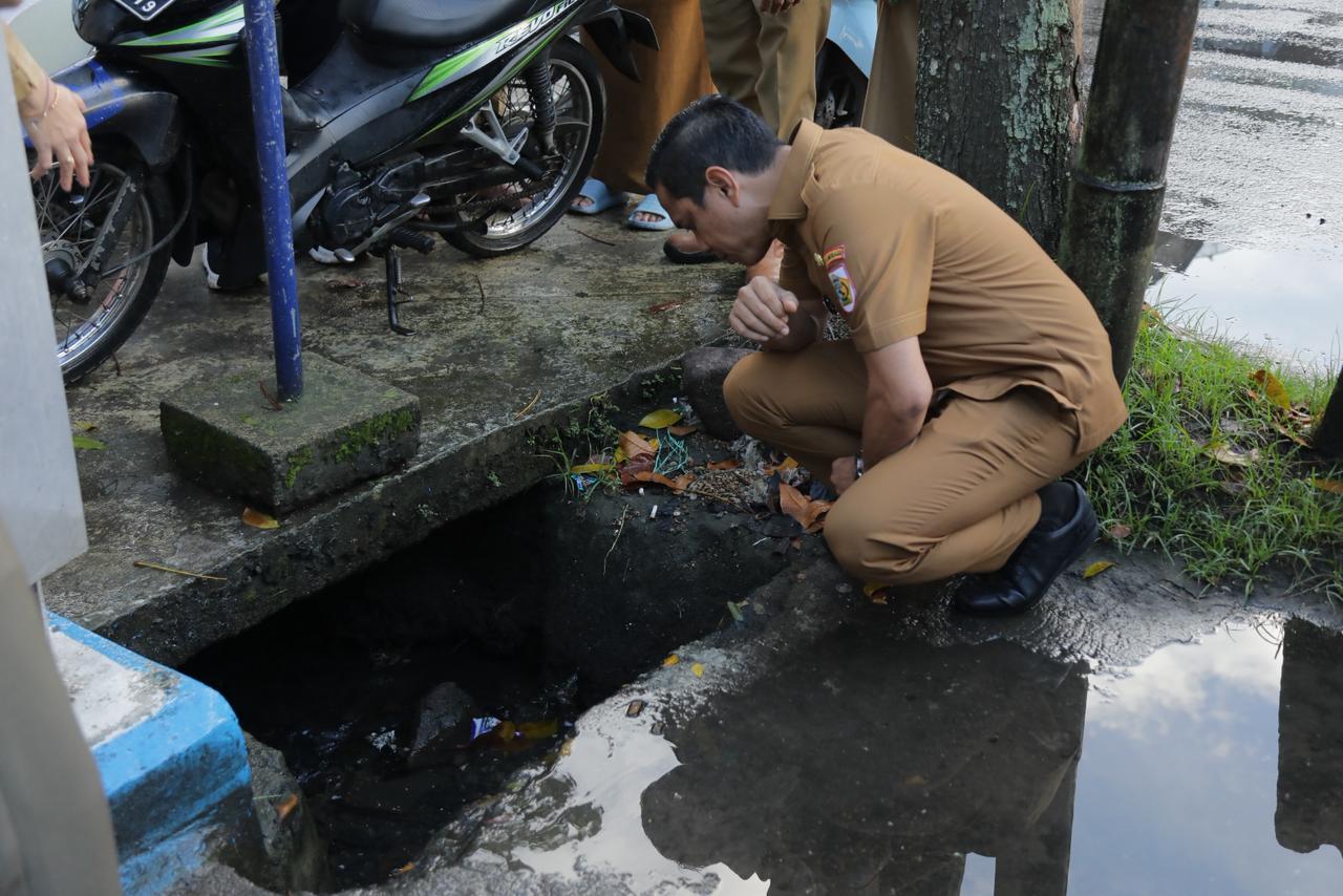 Tindak Lanjuti Keluhan Warga, Wali Kota Weny Gaib Turun Langsung Cek Drainase Jalan Kartini Pastikan Solusi Cepat Tindak Lanjuti Keluhan Warga, Wali Kota Weny Gaib Turun Langsung Cek Drainase Jalan Kartini Pastikan Solusi Cepat