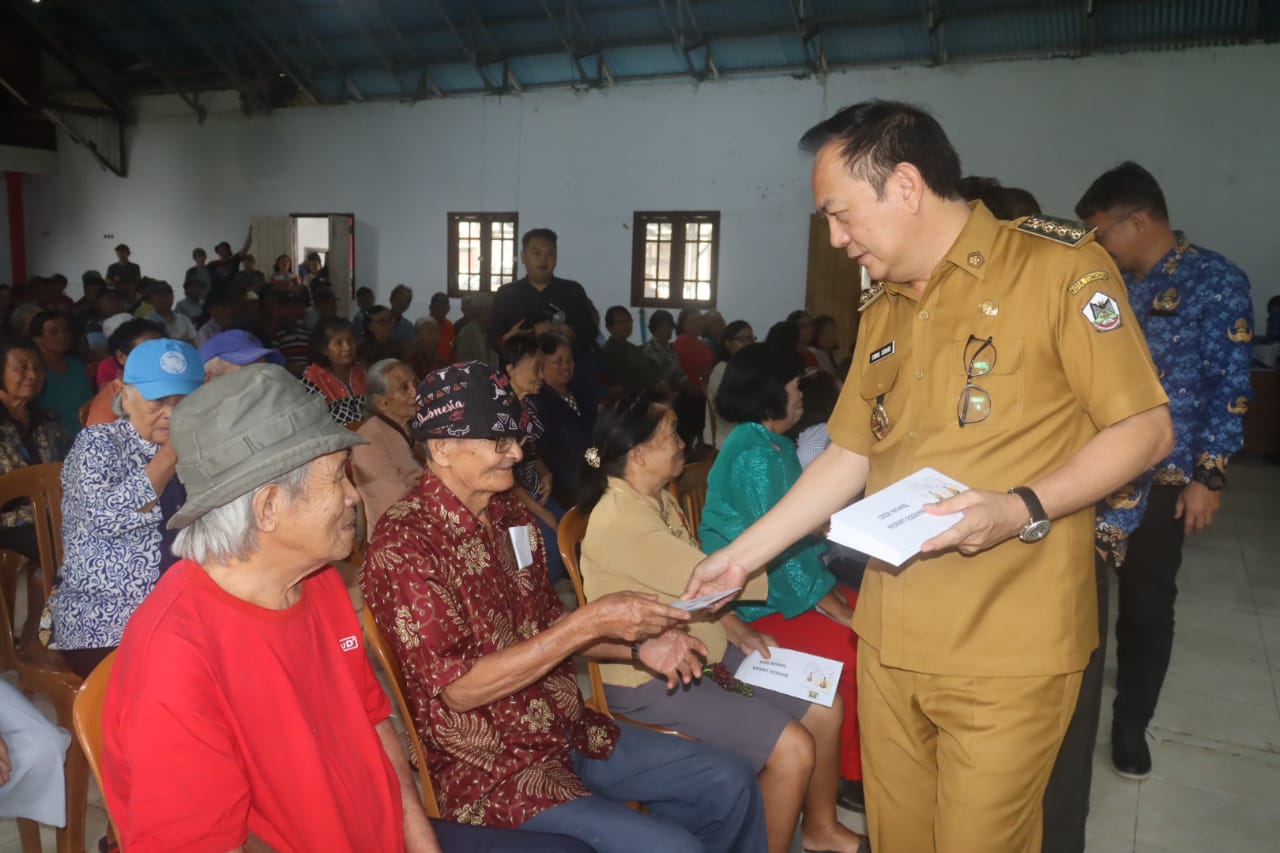 Caroll-Sendy Realisasi Bansos Lansia, Wujud Kepedulian Pemerintah Kota Tomohon