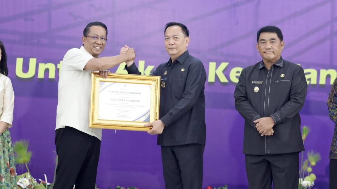 Walikota Caroll Hadiri Pengukuhan Kakanwil Hukum Sulut dan Menerima Piagam Pos Bankum
