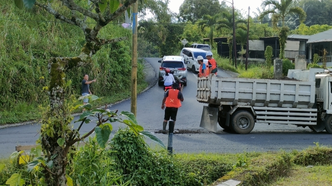 Pemkot Tomohon Lakukan Penimbunan Lobang di Jalan Ruas Tomohon – Tanawangko Pemkot Tomohon Lakukan Penimbunan Lobang di Jalan Ruas Tomohon – Tanawangko